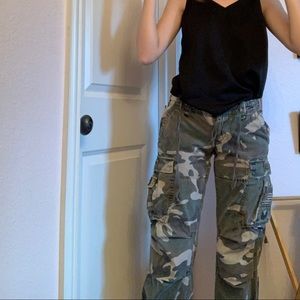 super cool y2k vintage camo capri pants